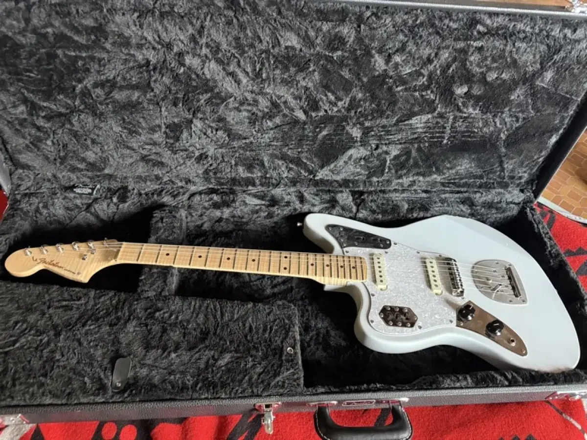 La Jaguar pour gaucher — vue générale — Custom Shop France